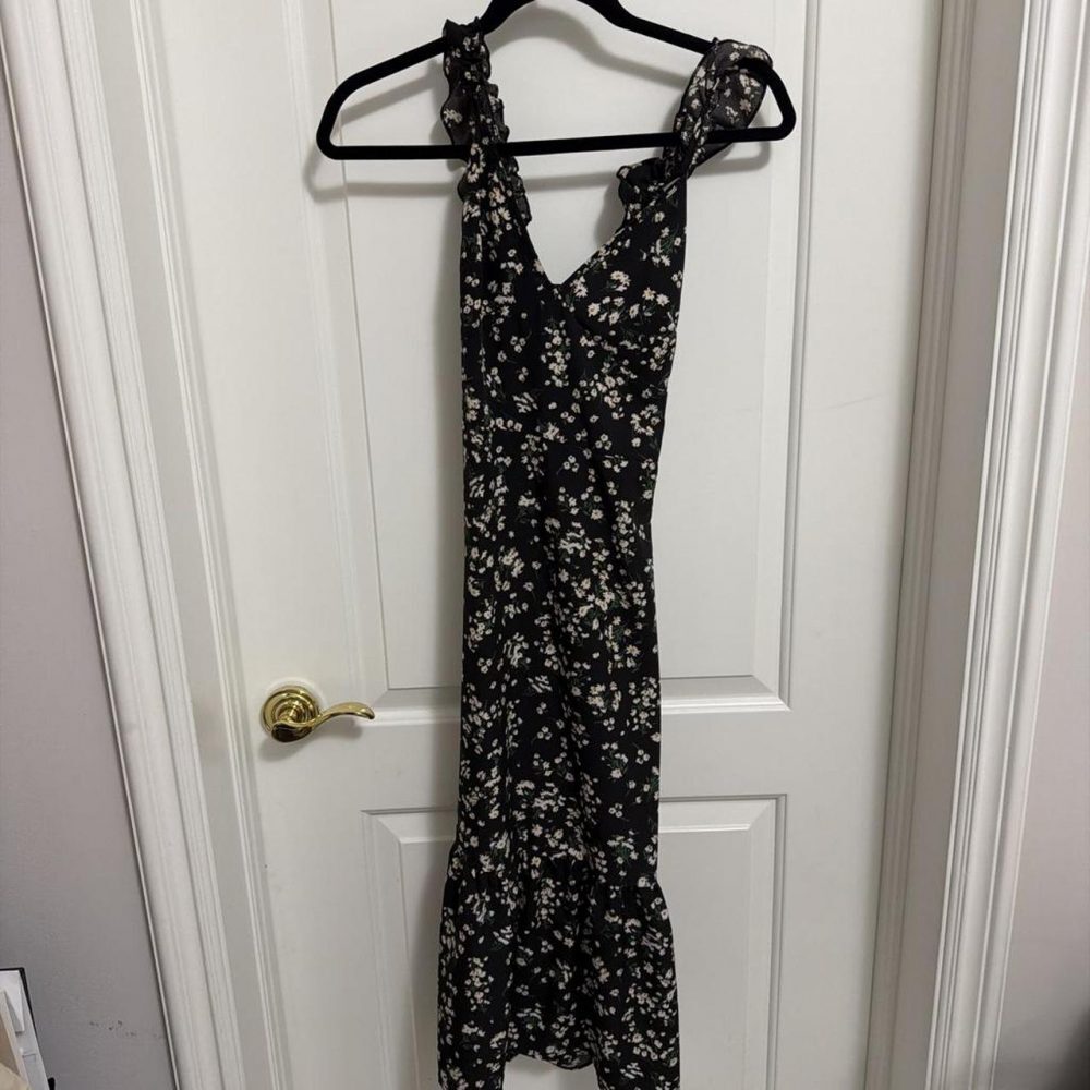 Black dress with white floral print and back tie in size M #floral #summer